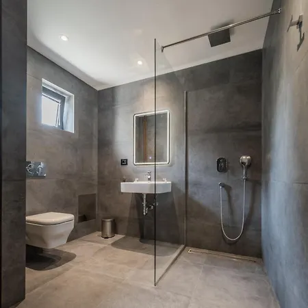 Rei Lux Aparthotel 4*