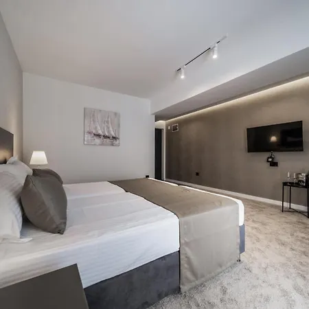 Rei Lux Aparthotel 4*