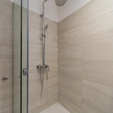 Rei Lux Aparthotel 4*